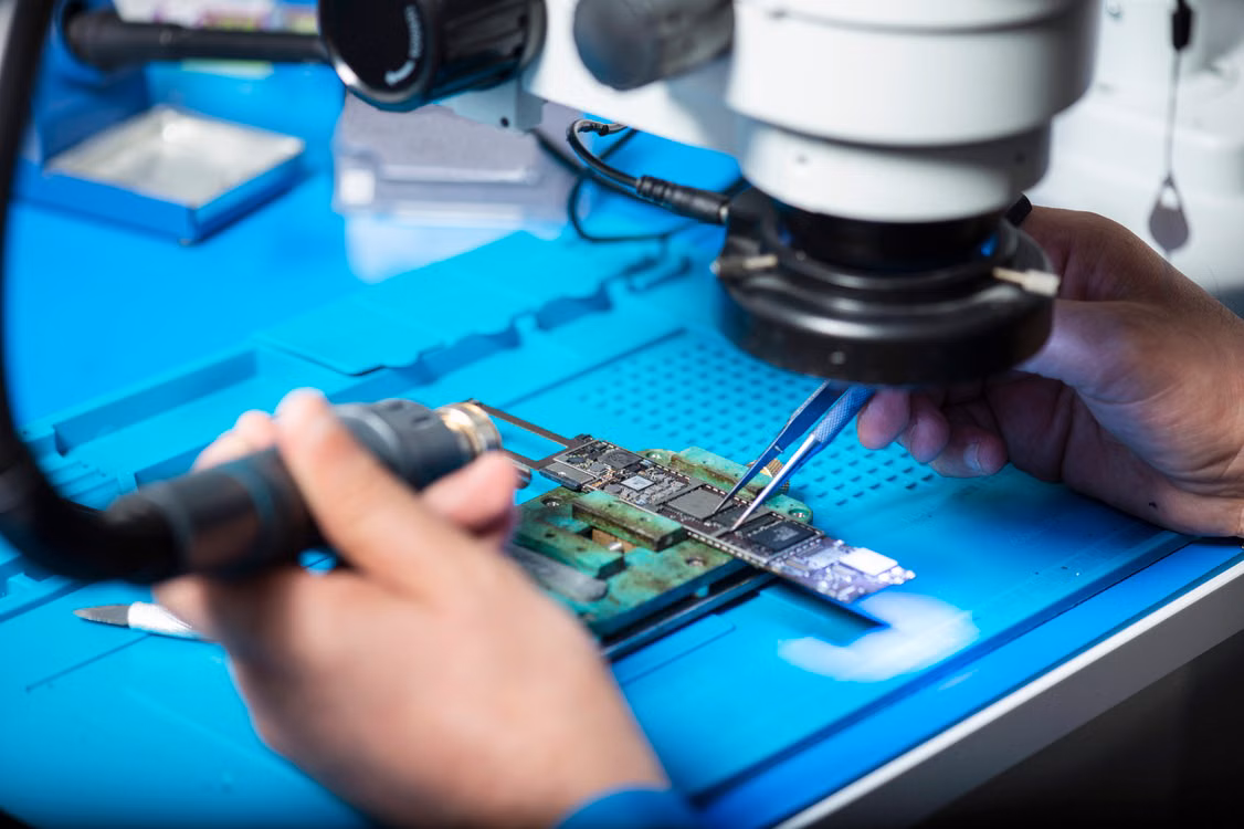Técnico trabajando sobre una placa electrónica
